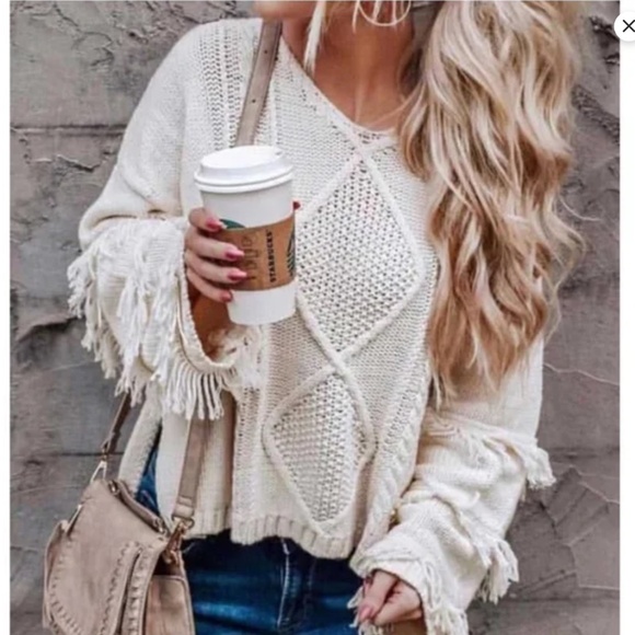The Unbranded Brand Sweaters - Women’s VNeck Cable Panel Detail Fringed Sweater in Ivory sz S EUC